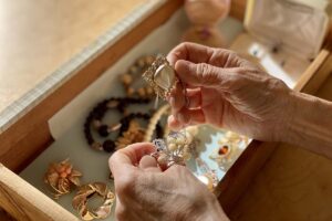 専門査定による骨董品や貴金属の高価買取